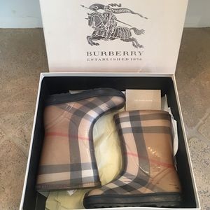 Little girls Burberry rain boots size 9/10